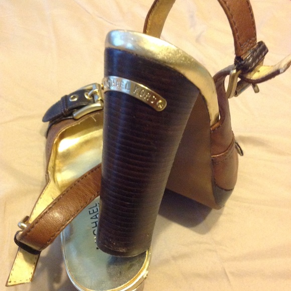 Authentic Michael-Michael Kors Peeped-toe heel. - Picture 3 of 6